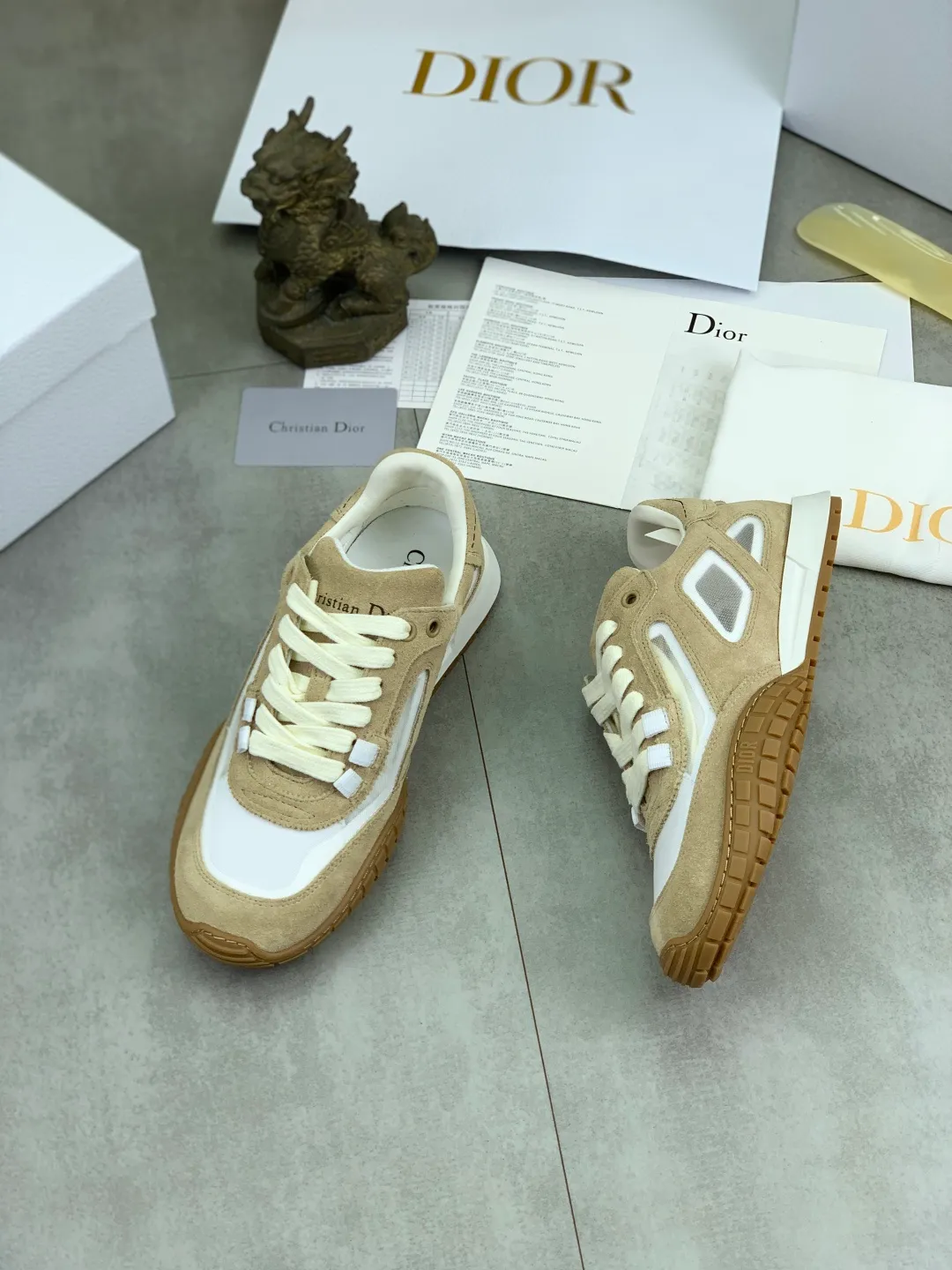 Men's men's shoes P560 new Dior Tech sneakers 2026 early spring series new products, with fashionable details, highlighting retro aesthetics. The light beige anti-suede cow leather upper is spliced ​​with apricot transparent mesh fabric on the side. The upper window edge is adhered with high-frequency flat ironing and back-pressure. It replicates the original craftsmanship, making it beautiful and comfortable without falling off. The interior is made of sheep lining of the same color and is soft and comfortable. The heel and tongue are embellished with the Paris logo. The textured TPU soles with the same color logo. The high-end version is exquisitely packaged with an airplane box, adding to the high-end style. Color: 4️⃣colors available Size: Female 35-41 Male 39-46
